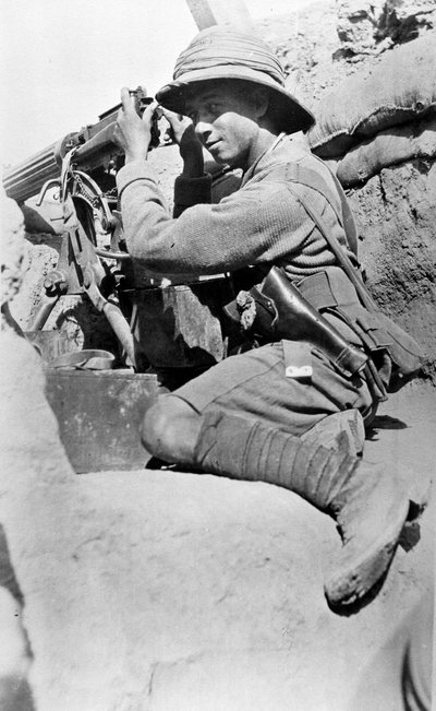 Mitrailleur dans une tranchée, Sannayat, 1916 - English Photographer